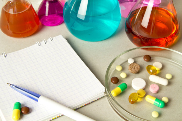 化学实验室及试剂。中草药。非法药丸，毒品在实验室生产。图片下载