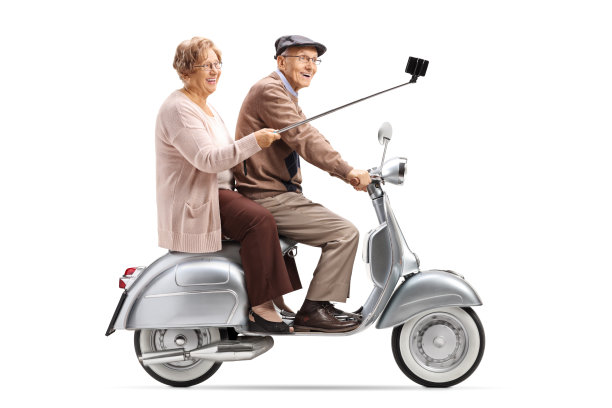 一对老夫妇在老式摩托车上自拍图片下载