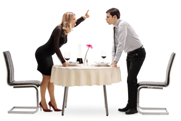 一对年轻夫妇在餐厅的餐桌上争吵图片下载