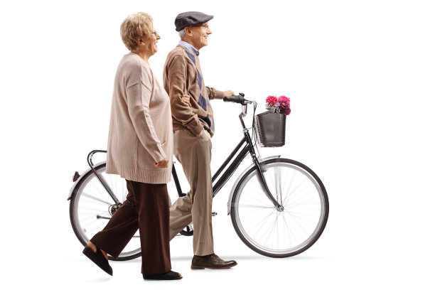 老年夫妇骑自行车散步图片下载