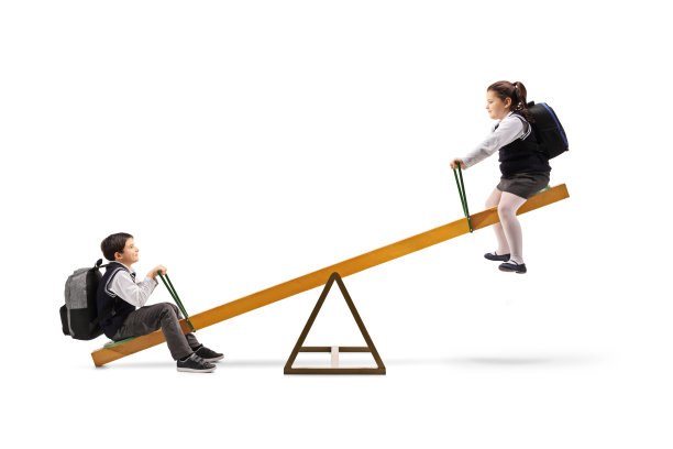 一个男生和一个女生在跷跷板上图片下载