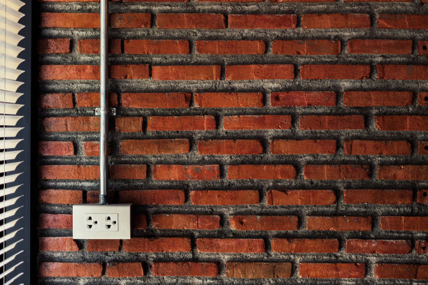 现代红砖墙上的插座插头图片下载