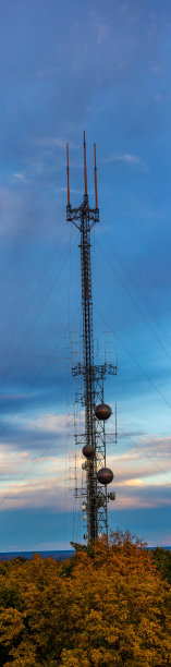 蓝色天空的巨大发射塔图片下载