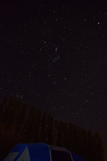 在夜空下露营图片下载