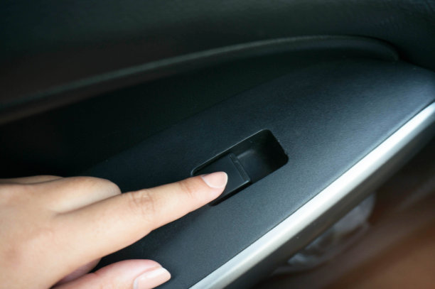 按下汽车控制窗口按钮图片下载