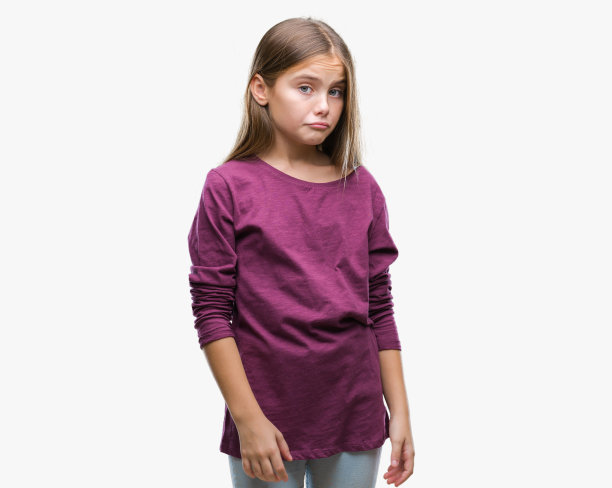 年轻美丽的女孩因孤立的背景而沮丧和苦恼，哭喊着生气和害怕。悲伤的表情。图片下载