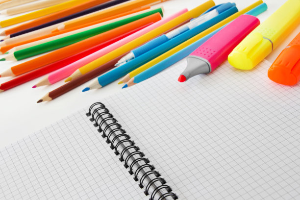 创意铅笔和书图片下载