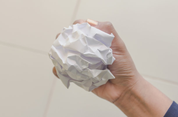 没有想法和失败的概念-人手拿着皱巴巴的纸和垃圾。图片下载