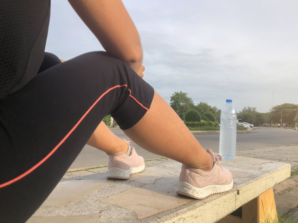 跑步者在运动后放松肌肉图片下载