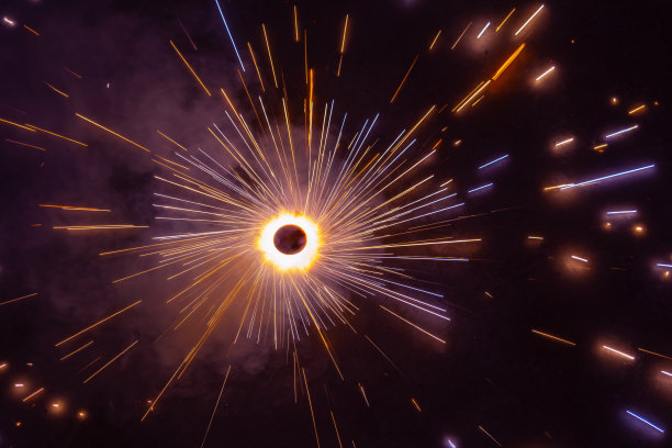 在印度排灯节庆祝活动中，一种在地上旋转的鞭炮图片下载