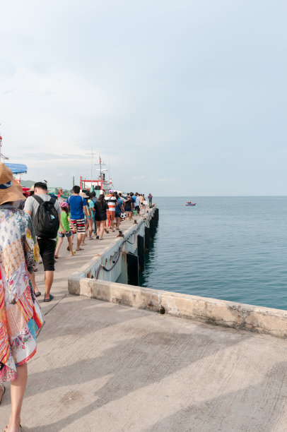 游客步行前往游船岛旅游图片下载