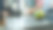 在超市:收银台收银员的手扫描杂货，水果和其他健康食品。整洁的现代购物中心与友好的工作人员，小线和快乐的顾客。图片下载