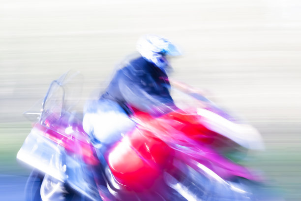 速度，骑摩托车在高速公路上，背景与拷贝空间图片下载