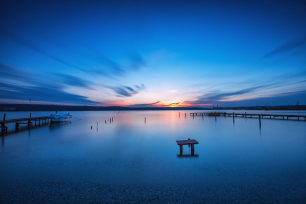 小码头和小船在湖边，日落时分拍摄素材图片