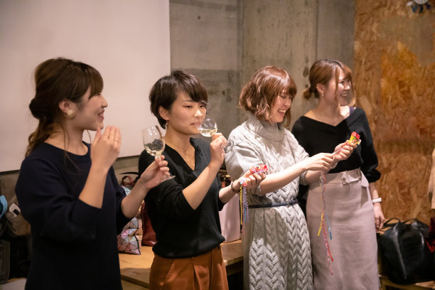 年轻女子在社交聚会上聚会图片下载