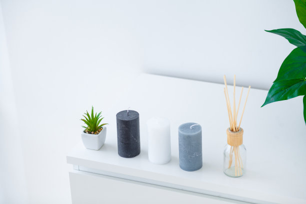 水疗中心。灰色背景的桌子上放着漂亮的蜡烛图片下载