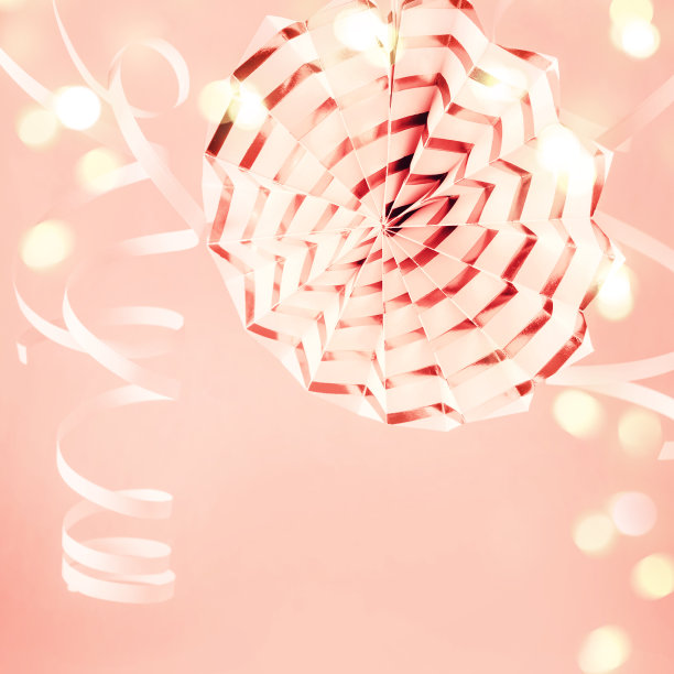 粉色节日派对背景。纸饰、蛇形灯、散景灯图片下载