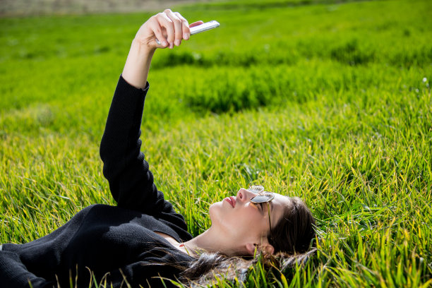 户外女模特照片拍摄在春天图片下载