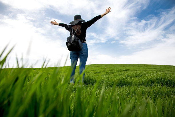 户外女模特照片拍摄在春天图片下载