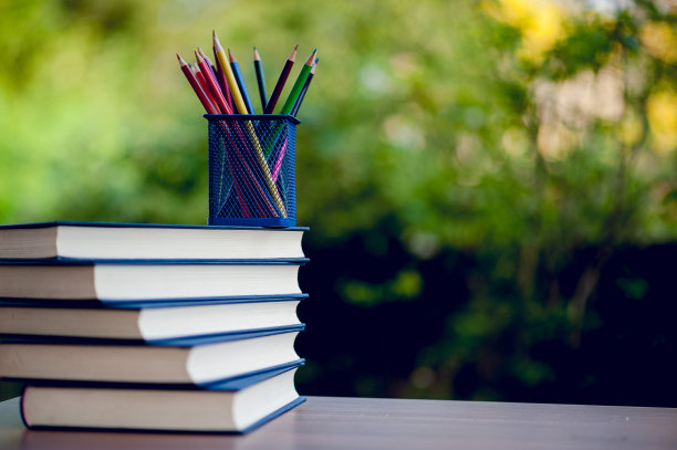 书的图片被放在桌子上，教材的教育理念与复制空间图片下载