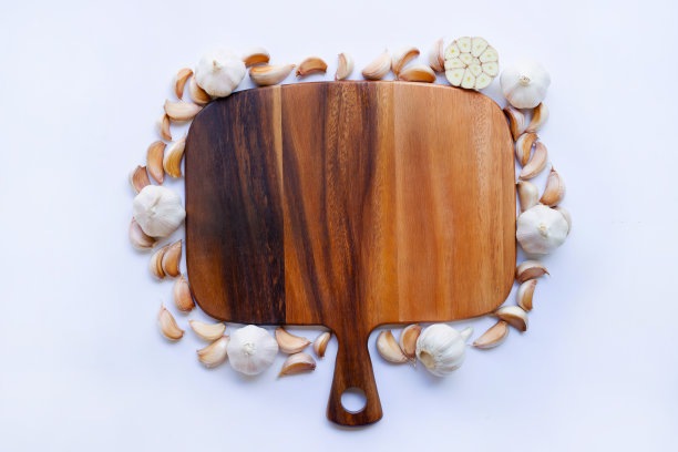 大蒜与木砧板上白色图片下载