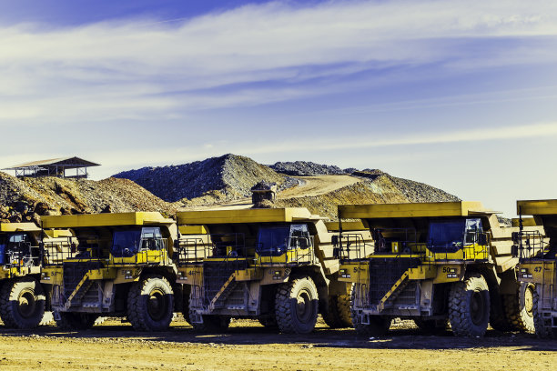 黄色的大翻车机在矿井里排成一行，翻车机一路上载着矿石图片下载