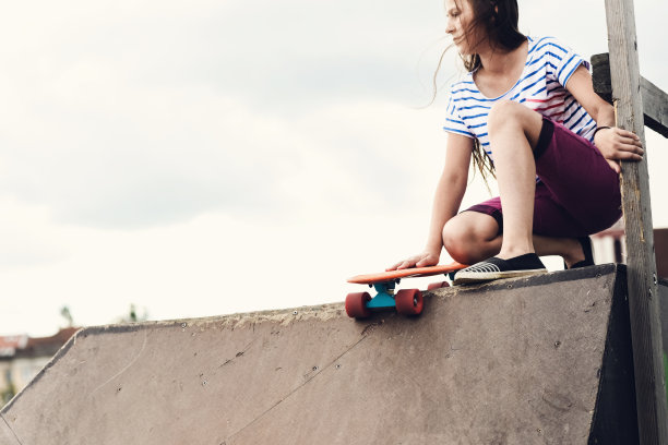 一个玩滑板的酷女孩的肖像图片下载