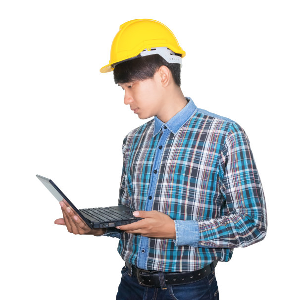 工程师手持手提电脑，头戴黄色塑料安全帽。概念作品在白色背景上的构建图片下载