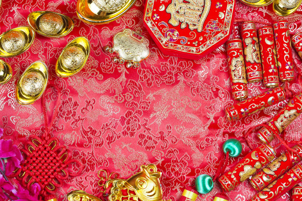 春节装饰品，红包和金元宝。汉字意味着好运、财富和繁荣。图片下载