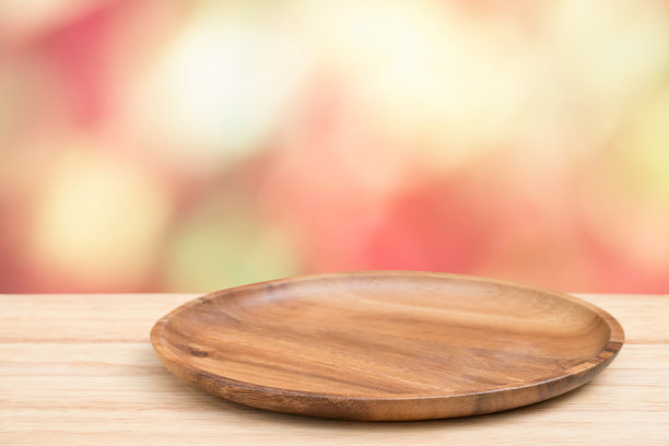 空的木托盘上的透视木桌子在上面模糊的背景。可用于模拟蒙太奇产品展示或设计布局。图片下载
