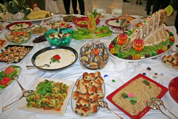 餐桌上，美味佳肴图片下载