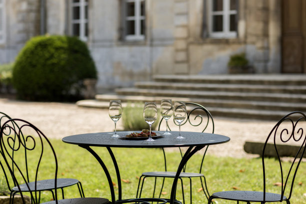 细节来自绿色庭院的开胃菜桌图片下载