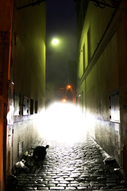 清晨，巴黎街头的清洁车正在工作图片下载