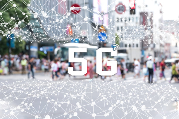 5G网络无线系统与物联网、数字智慧城市和通信网络。非常快速连接全球无线设备。原子连接模糊人群背景。图片下载