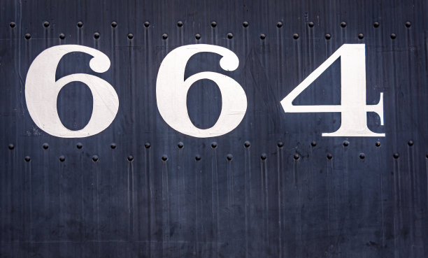 黑色火车上的白色数字图片下载