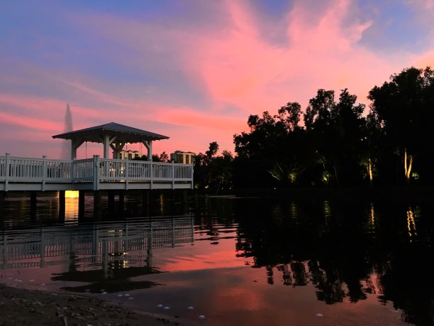 水面上的凉亭与日落图片下载