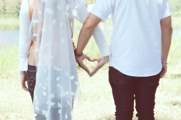 情人节。年轻夫妇浪漫的蜜月。爱人旅行。图片下载