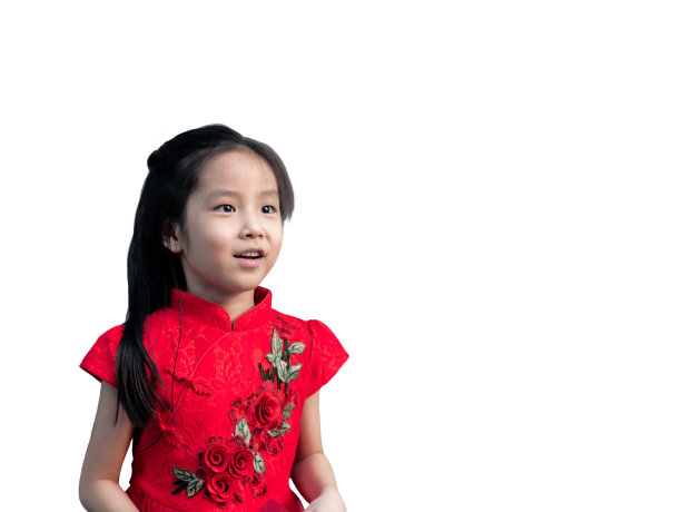 可爱的亚洲女孩穿着中国旗袍和传统的中国服装与红包，中国新年概念，白色背景图片下载