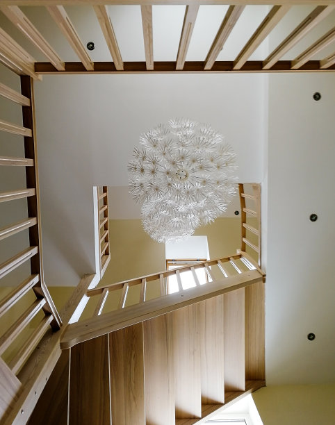 空荡荡的木制楼梯，阳光透过窗户照射进来图片下载