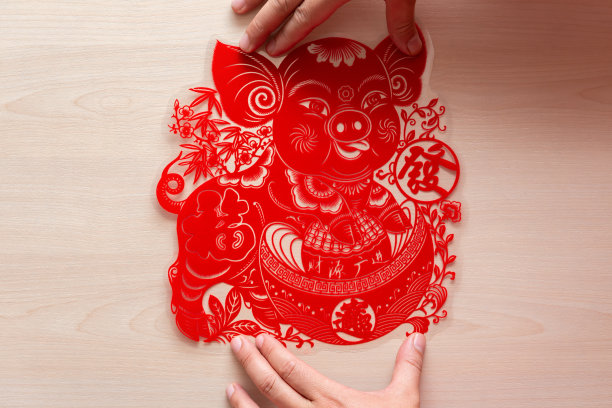 贴一个毛茸茸的红色扁平剪纸贴纸作为中国新年的象征，中国意味着猪给你带来钱图片下载