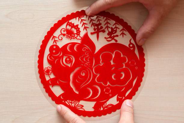 贴一个毛茸茸的红色扁平剪纸贴纸作为中国新年猪的象征，中国意味着猪给你带来安全图片下载