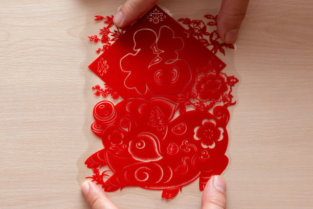 贴一个毛茸茸的红色扁平剪纸贴纸作为中国新年的猪意味着好运图片下载