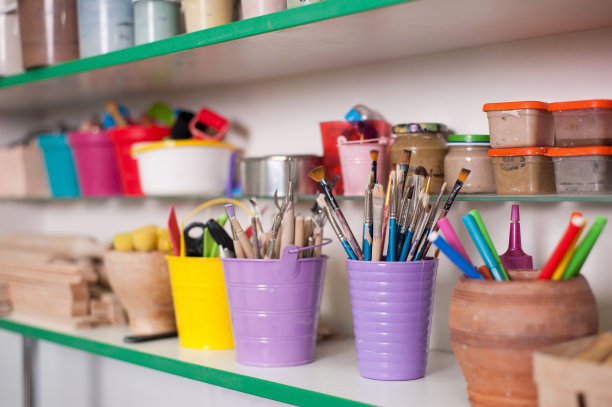 桌子上放着制作陶土制品的工具图片下载