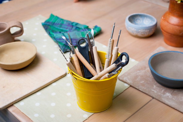 桌子上放着制作陶土制品的工具图片下载