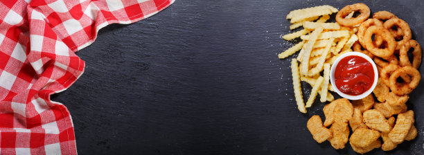 快餐产品:洋葱圈、薯条、鸡块图片下载