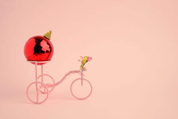 装圣诞装饰品的脚踏车或三轮车。图片下载