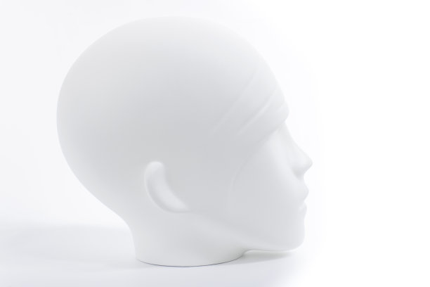 白色塑料人体模型头部作为软物体与阴影，灰色的阴影，温和的风格概念，在白色上图片下载