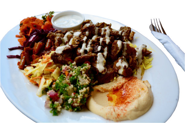 羊肉串的特写照片，配上传统香米、腐殖质、新鲜沙拉和酸奶薄荷酱;孤立的形象图片下载