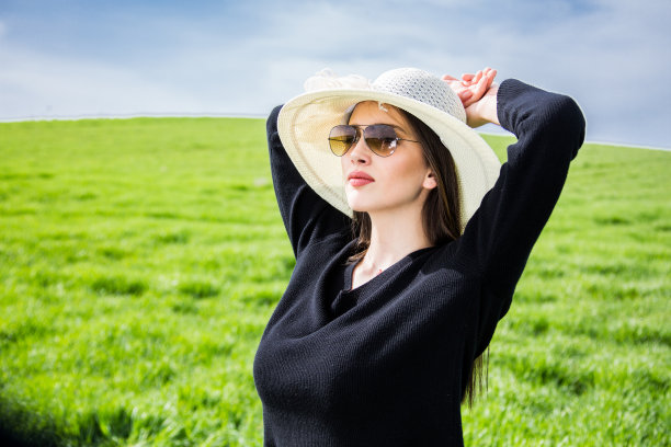 户外女模特照片拍摄在春天图片下载