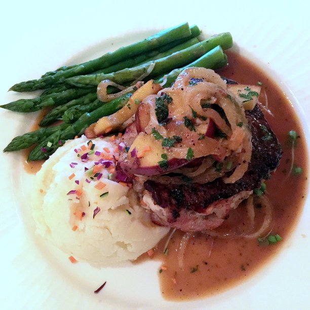 牛肉配土豆泥和蔬菜图片下载